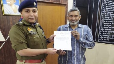 Ghaziabad: E-Rickshaw Driver Hands Over Unattended Bag Containing Rs 25 Lakh Cash To Police, Gets Appreciation For His Honesty (See Pics)